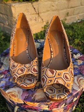 Naturalizer Geometric Peep-Toe Pumps in Orange and Brown